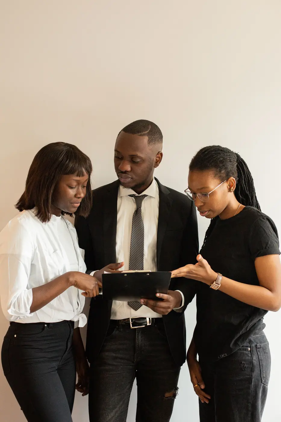 Trois collègues autour d'une tablette